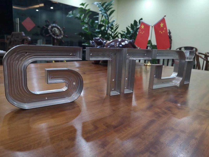 用數(shù)控鋁板雕刻機如何切割鋁？