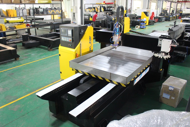 能攻牙又能鉆孔的鋁板雕刻機(jī)